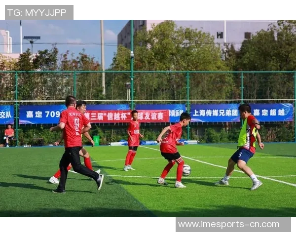 中国足球退役球星举行友谊赛共同回顾辉煌岁月展现深厚情谊