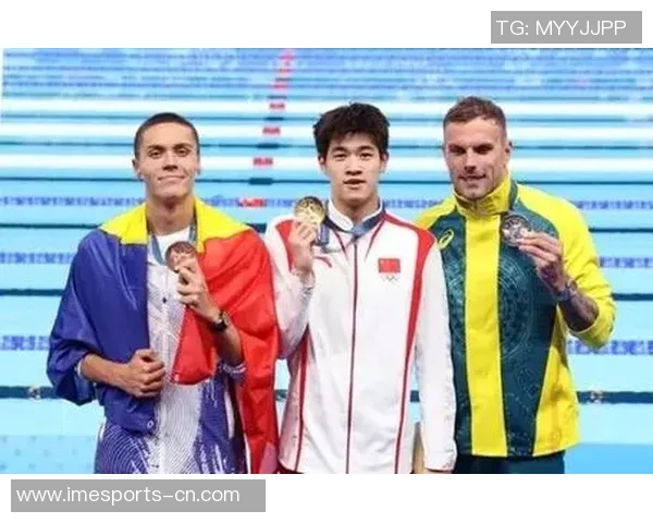 激情瞬间足球巨星进球后热血庆祝全场沸腾见证荣耀时刻 激情瞬间足球巨星进球后热血庆祝全场沸腾见证荣耀时刻