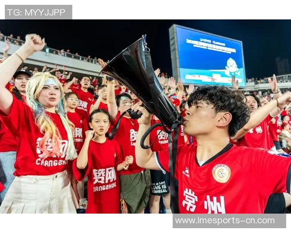 足球巨星温情瞬间赛场比心动作打动无数球迷心弦 足球巨星温情瞬间赛场比心动作打动无数球迷心弦